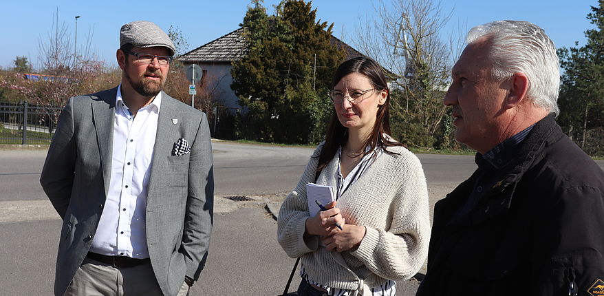 Foto Uwe Baumgart / das Foto zeigt „Volksstimme-Redakteurin“ Julia Schneider bei einem Pressegespräch mit Landrat Martin Stichnoth und Amtsleiter Guido Kambach im Freien.