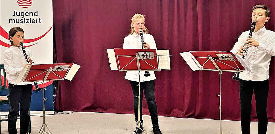 Foto Klarinettenlehrer Uwe Blamberg / sein Klarinettentrio Samuel Vater, Tabea Daenecke, Oliver Richter war beim Landeswettbewerb „Jugend musiziert“ in der Altersgruppe II in Magdeburg erfolgreich