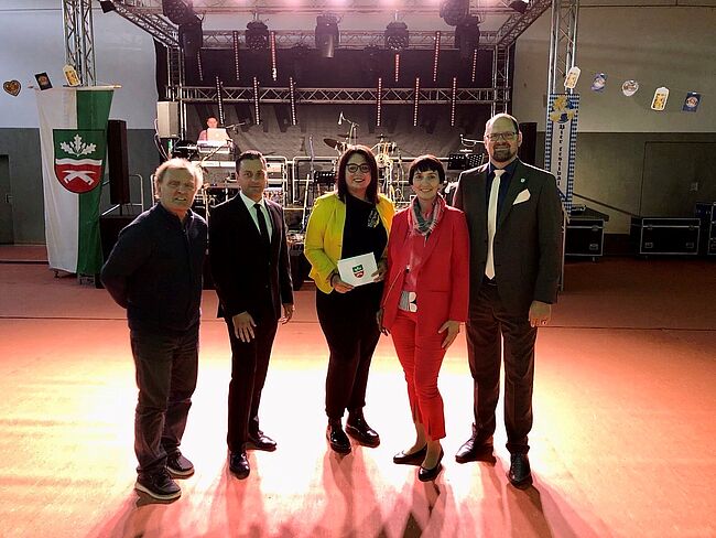 Foto Landkreis Börde / Samswegen im Gebietsverbund der Gemeinde Niedere Börde ist ein tolles Dorf. Hier Landrat Martin Stichnoth bei der Gratulation.