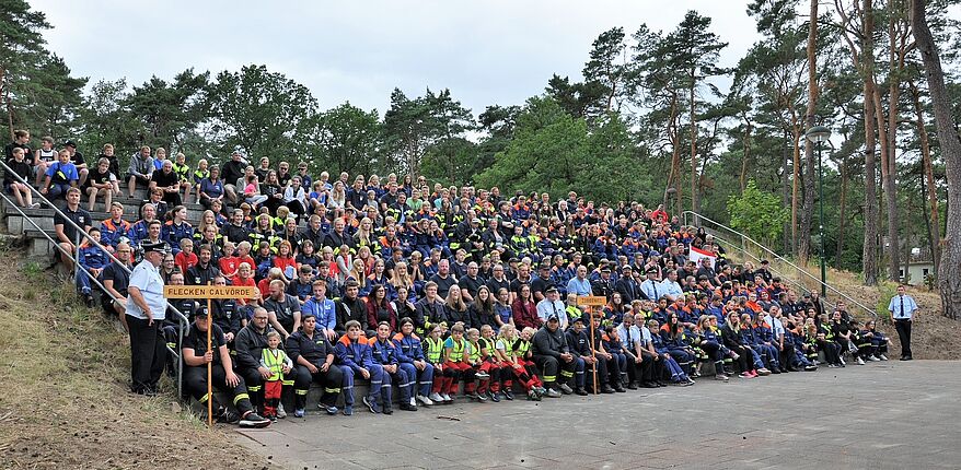 Foto Landkreis Börde / vom 14. bis 17. Juli 2022 hat der Kreisfeuerwehrverband Ohrekreis sein Sommerlager für Mitglieder von Kinder- und Jugendfeuerwehren in Arendsee veranstaltet. Auf dem Foto sind rund 300 Kinder, Jugendliche und Betreuer zu sehen. 