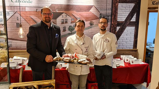Das Foto ist in der Schaubäckerei Denni Nitzschke in Calvörde entstanden. Martin Stichnoth, Landrat des Landkreises Börde überzeugte sich gemeinsam mit Bä-ckermeister Manfred Stelmecke (Bäckerei Stelmecke, Borne) und Bäckermeister Den-ni Nitzschke (Schaubäckerei Nitzschke Calvörde) von der Qualität der Stollen aus der Region (v. l. n. r.) 