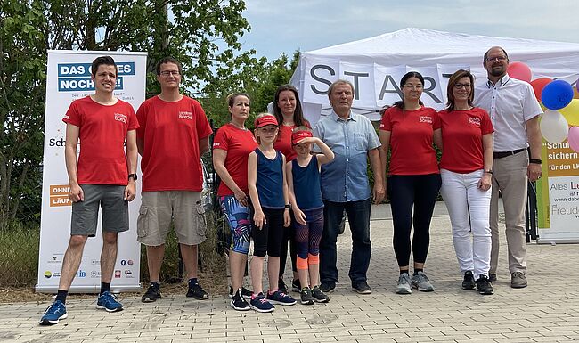 Foto Landkreis Börde / die Laufschuhe geschnürt - auch ein Team des Landkreises Börde ist in Samswegen am Start - hier ein Gruppenfoto mit den Läuferinnen und Läufern und Landrat Martin Stichnoth