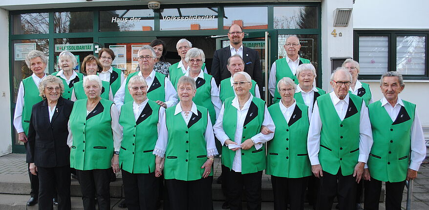 Gunnar Riess / Aufstellung zum Erinnerungsfoto mit Landrat Martin Stichnoth - die Bodelerchen gibt es seit 45 Jahren