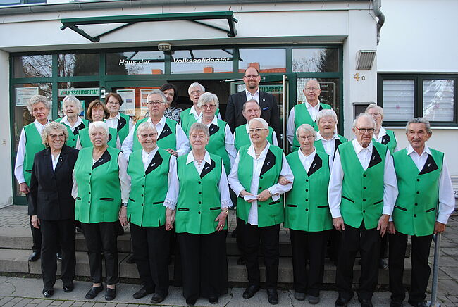 Gunnar Riess / Aufstellung zum Erinnerungsfoto mit Landrat Martin Stichnoth - die Bodelerchen gibt es seit 45 Jahren