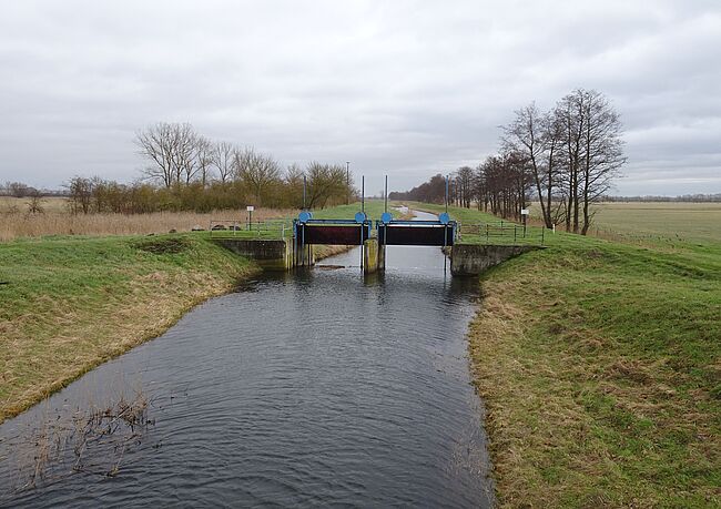 Landkreis Börde / nach der Beratung in Haldensleben ging es direkt in Richtung "Großes Bruch". Bei der Exkursion machten sich die Exkursionsteilnehmer ein Bild vor Ort. Im Bild eine wasserregulierende Anlage. 