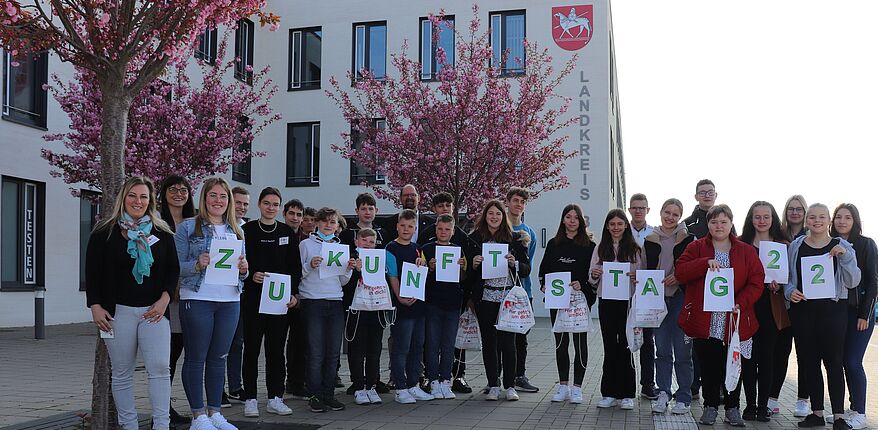 Foto Uwe Baumgart / Aufstellung zum Erinnerungsfoto vor dem Verwaltungsgebäude des Landkreises Börde mit Landrat Martin Stichnoth in der Bornschen Straße in Haldensleben.