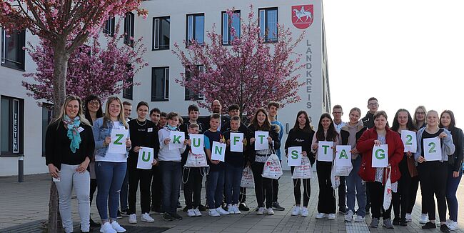 Foto Uwe Baumgart / Aufstellung zum Erinnerungsfoto vor dem Verwaltungsgebäude des Landkreises Börde mit Landrat Martin Stichnoth in der Bornschen Straße in Haldensleben.