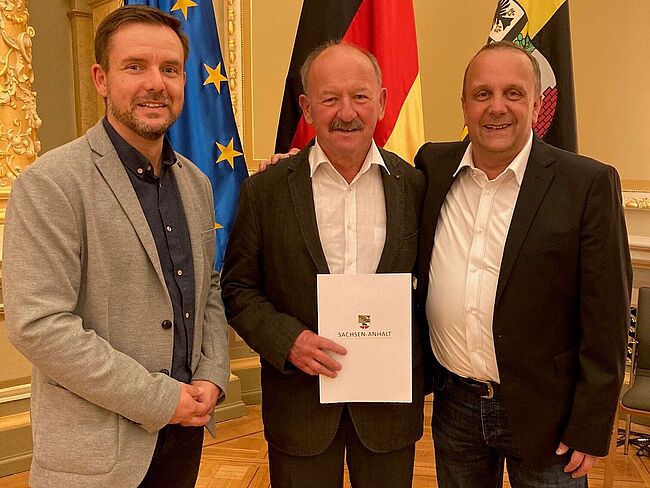 Hartmut Baethge mit Geschäftsführer Florian Bortfeldt (links) und Präsident Torsten Fieseler (rechts) vom Kreissportbund Börde (Foto: KSB)