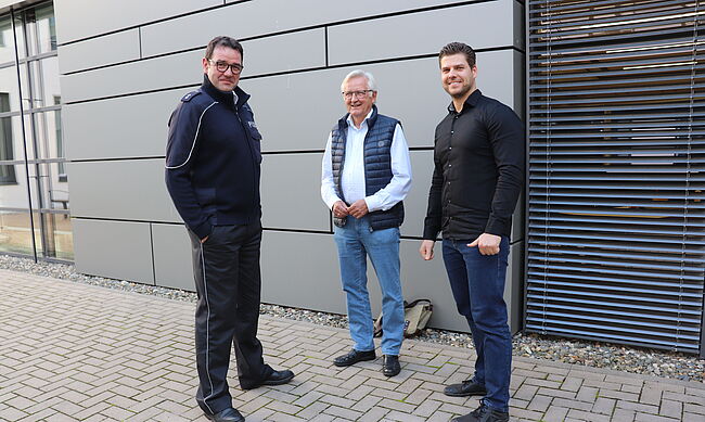 Foto Uwe Baumgart / (v.l.n.r. Polizeisprecher Mathias Lütkemüller, Ulrich Körber, Vorsitzender des Seniorenrates, Dominik Scholz, in der Kreisverwaltung verantwortliche Geschäftsstelle für den Kreisseniorenrat, werten die Sitzung aus.