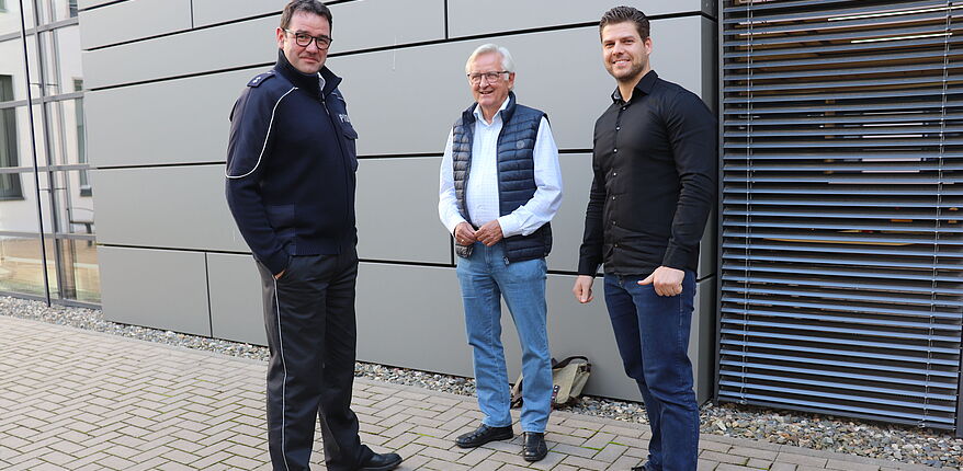 Foto Uwe Baumgart / (v.l.n.r. Polizeisprecher Mathias Lütkemüller, Ulrich Körber, Vorsitzender des Seniorenrates, Dominik Scholz, in der Kreisverwaltung verantwortliche Geschäftsstelle für den Kreisseniorenrat, werten die Sitzung aus.