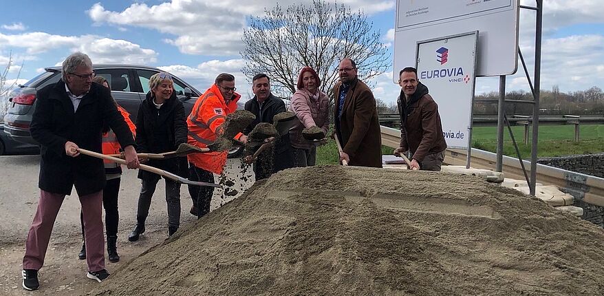 Foto Landkreis Börde / Baustart für den straßenbegleitenden Radweg von Nienhagen (Harz) bis an die Kreisgrenze "Börde" 
