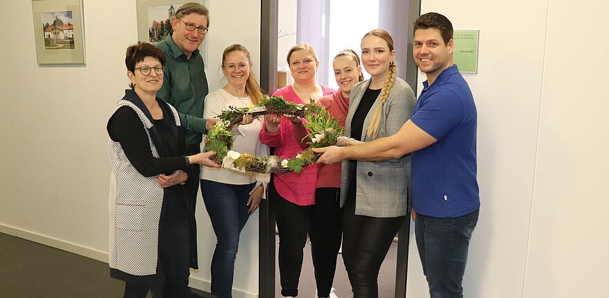 Uwe Baumgart / stellvertretend für Landrat Martin Stichnoth nehen die Kollegen die Osterbotschaft von der Sekundarschule "Marie Gerike" in Empfang
