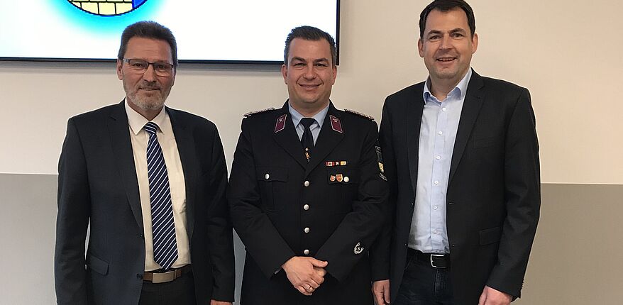 Erinnerungsfoto Gemeinde Obere Aller / hier von links nach rechts: Frank Frenkel, Bürgermeister Verbandsgemeinde Obere Aller, Gemeindewehrleiter Obere Aller Johannes Erben und Kreisdezernent Uwe Baier