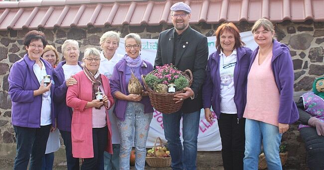 Carina Bosse / Landrat Martin Stichnoth informiert sich bei den Landfrauen in Ochtmersleben über die Verarbeitung der Zuckerrübe für den häuslichen Gebrauch