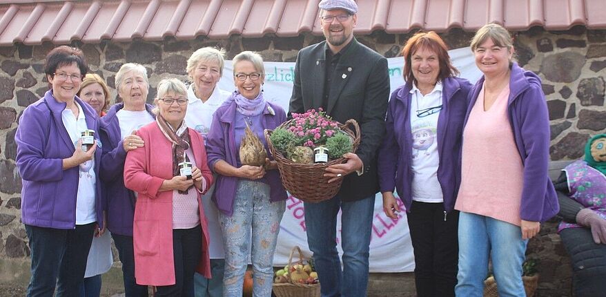 Carina Bosse / Landrat Martin Stichnoth informiert sich bei den Landfrauen in Ochtmersleben über die Verarbeitung der Zuckerrübe für den häuslichen Gebrauch