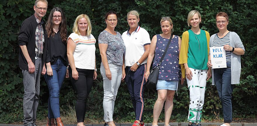 Foto Landkreis Börde / Austellung zum Erinnerungsfoto, der Arbeitskreis Suchtprävention trifft sich in regelmäßigen Abständen zu Beratungen. V.l.n.r.: Manfred Becker / ordnungsrechtlicher Jugendschutz, Anne-Sophie Fischer / Örtliches Teilhabemanagement, Christina Stolarczyk / Netzwerkstelle Kinderschutz und Frühe Hilfen (alle Landkreis Börde), Angela Bethge / Beratungslehrerin an Schulen), Claudia Bierfreund / Sozialarbeiterin Jugendberatungsstelle der Polizei) Birka Hübener / Koordinatorin Netzwerk Schulerfolg sichern, Carmen Ludwig / Kinder- und Jugendlichenpsychotherapeutin und Martina Engelhard-Oxe / Fachkraft Suchprävention Haldensleben.