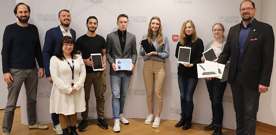 Das Foto zeigt Landrat Martin Stichnoth bei der Ausgabe der ersten Tablets an Mitglieder des Jugendkreistages Börde.
