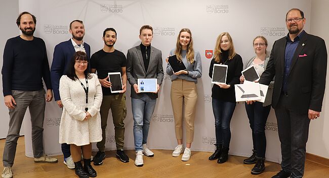 Das Foto zeigt Landrat Martin Stichnoth bei der Ausgabe der ersten Tablets an Mitglieder des Jugendkreistages Börde.