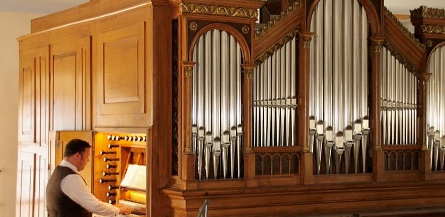 Foto Förderverein Dorfkirche Bebertal / der Hillersleber Organist Thomas Beißert sitzt an der Orgel in Bebertal und spielt.
