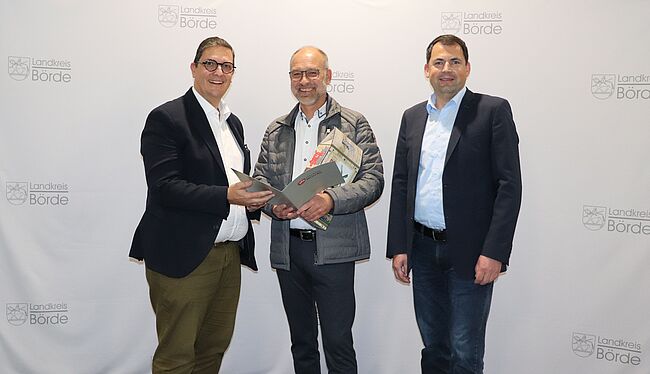 Landkreis Börde / v.l.n.r: Dr. Marcus Waselewski, Bürgermeister Mirko Buttgereit und Uwe Baier reden über Schnittstellen der Zusammenarbeit zwischen dem Landkreis Börde und dem Luftkurort Flechtingen