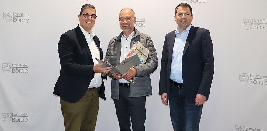 Landkreis Börde / v.l.n.r: Dr. Marcus Waselewski, Bürgermeister Mirko Buttgereit und Uwe Baier reden über Schnittstellen der Zusammenarbeit zwischen dem Landkreis Börde und dem Luftkurort Flechtingen