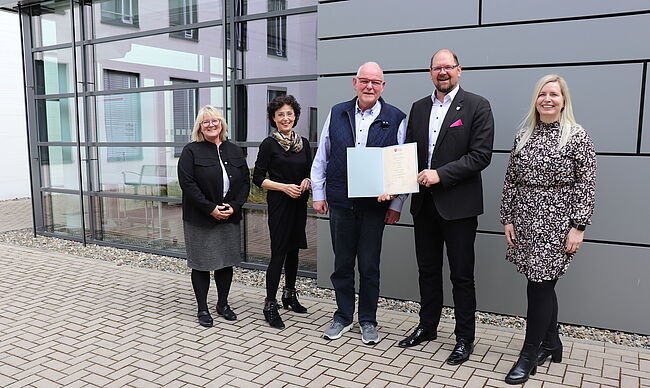 Foto Uwe Baumgart / Jürgen Till geht in den Ruhestand - v.l.n.r. Ellen Brym / Personalrat, Dezernentin Petra Naumann, Jürgen Till, Landrat Martin Stichnoth und Julia Herzberg-Ebeling / Leiterin Personalamt