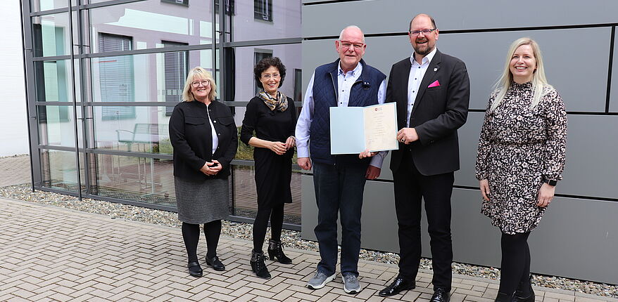Foto Uwe Baumgart / Jürgen Till geht in den Ruhestand - v.l.n.r. Ellen Brym / Personalrat, Dezernentin Petra Naumann, Jürgen Till, Landrat Martin Stichnoth und Julia Herzberg-Ebeling / Leiterin Personalamt