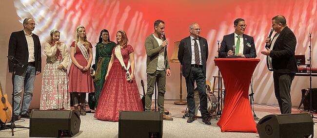 Foto Landkreis Börde / Dr. Marcus Waselewski und Staatssekretär Gert Zender im Gespräch mit den Moderatoren des "Tages der Börde". Weiter im Bild Kreistagsvorsitzender Thomas Schmette und die im Amt befindlichen Majestäten.