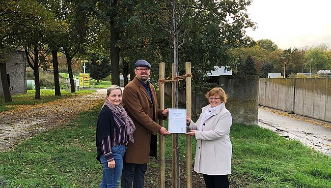 Landkreis Börde / auf dem Gelände des Klärwerkes in Oschersleben wächst nun eine Rotbuche heran. Verbandsgeschäftsführerin Vinny Zielske, Annett Dippe und Landrat Martin Stichnoth griffen gemeinsam zum Spaten. 