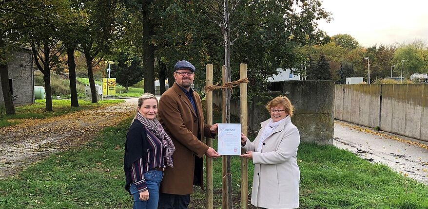 Landkreis Börde / auf dem Gelände des Klärwerkes in Oschersleben wächst nun eine Rotbuche heran. Verbandsgeschäftsführerin Vinny Zielske, Annett Dippe und Landrat Martin Stichnoth griffen gemeinsam zum Spaten. 