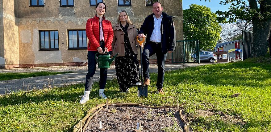 Landkreis Börde / "Bienenbox", gestiftet durch die Stiftung Natur-, Umwelt- und Klimaschutz in Oschersleben angelegt, v.l.n.r.: Klimaschutzmanagerin Theresa Köhler, Amtsleiterin Annett Dippe und Dezernent Dr. Denis Gruber