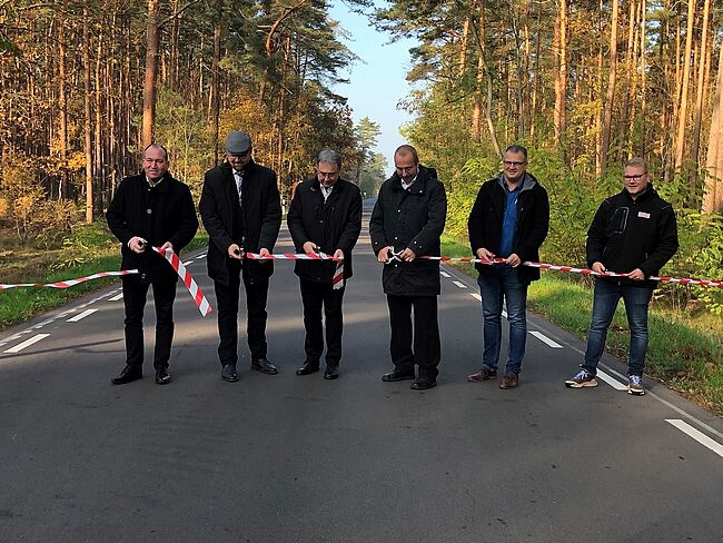 Landkreis Börde / die Sanierung der Kreisstraße Mahlwinkel - Bertingen ist abgeschlossen. Die Straße ist für den Fahrzeugverkehr wieder freigegeben.