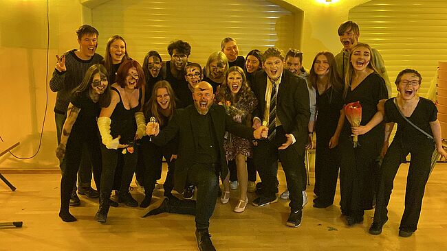 Professor-Friedrich-Förster-Gymnasium / die Schauspieler nehmen Aufstellung zum Erinnerungsfoto