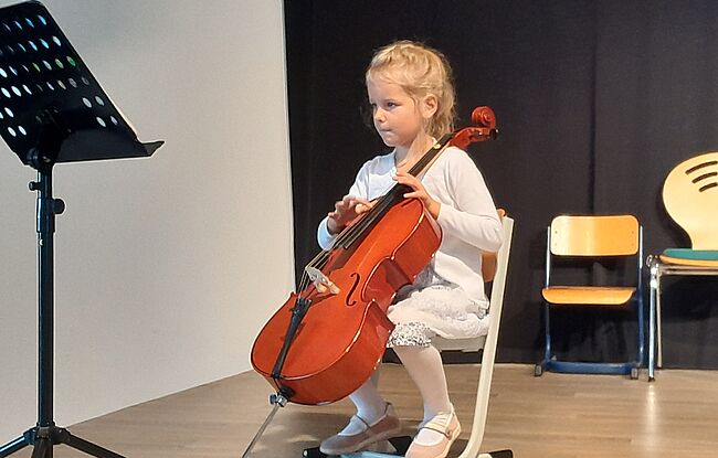 Archivbild Kreismusikschule Haldensleben / hier Musikschülerin Mathilde Preikschas am Cello