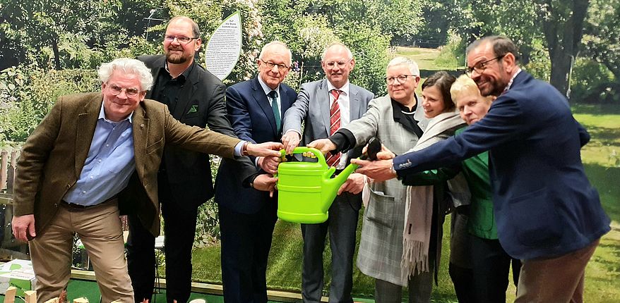 Das Foto wurde aufgenommen zur Eröffnung / die Herrschaften stehen mit einer Gießkanne in den Händen vor eine Medienwand mit Gartenmotiven; von links nach rechts: Professor Dr. Christian Antz (Botschafter Natur im Garten), Landrat Martin Stichnoth, Dr. Onko Aikens (Vorstandsvorsitzender Gartenträume), Gert Zender (Staatssekretär im Ministerium für Wirtschaft, Tourismus, Landwirtschaft und Forsten des Landes Sachsen-Anhalt), Christa Ringkamp (Kuratorin der Ausstellung / Gartenakademie Sachsen-Anhalt), Urte Ohnesorge (Vorstand Natur im Garten Deutschland), Steffi Trittel (Bürgermeisterin Hohe Börde), Karl Ploberger (Botschafter Natur im Garten und BioGärtner des ORF).