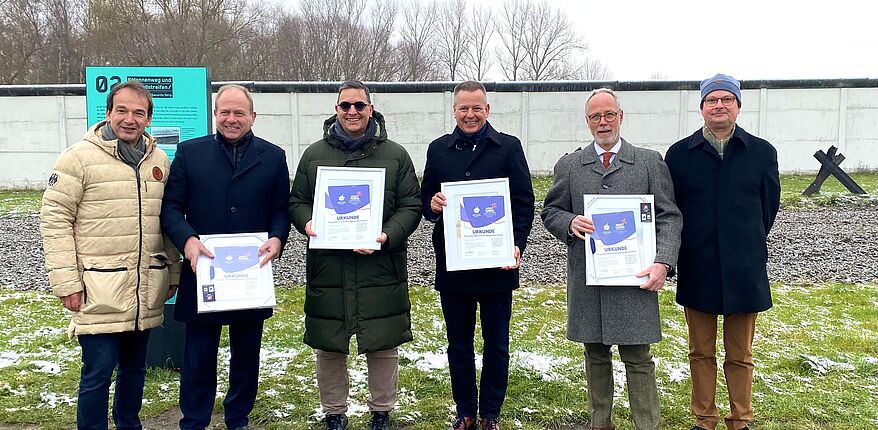 Foto Landkreis Helmstedt: von links / Andreas Silbersack, Landrat Gerhard Radeck (Helmstedt), Dr. Marcus Waselewski (Beigeordneter Landkreis Börde), Bürgermeister Bernhard Hieber (Haldensleben), Henning Konrad Otto (Stadtrat Helmstedt), Oliver Senger