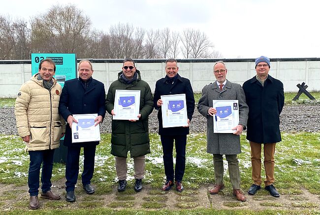 Foto Landkreis Helmstedt: von links / Andreas Silbersack, Landrat Gerhard Radeck (Helmstedt), Dr. Marcus Waselewski (Beigeordneter Landkreis Börde), Bürgermeister Bernhard Hieber (Haldensleben), Henning Konrad Otto (Stadtrat Helmstedt), Oliver Senger