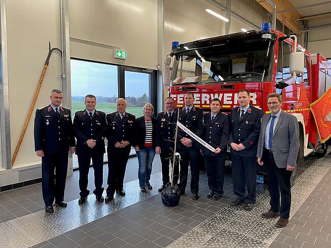 Landkreis Börde / Aufstellung zum Erinnerungsfoto. Das neue Feuerwehrgerätehaus "Eilsleben/Ummendorf" wurde offiziell eingeweit und in Betrieb genommen.