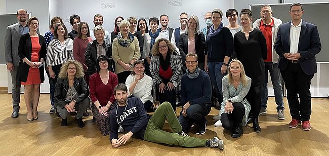 Das Foto zeigt im Sitzungssaal die große Gruppe an Beratungsteilnehmern. Links und rechts flankiert von Landrat Martin Stichnoth und Dezernent Marcus Waselewskid
