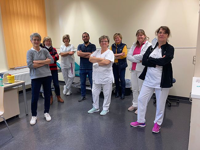 Das Foto zeigt die Akteure der beiden Impfteamt un die Helfer. Ganz linkst steht "Chefärztin" Dr. Heike Bien, ärztliche Leiterin des Helios Börde-Klinikums in Oschersleben-Neindorf