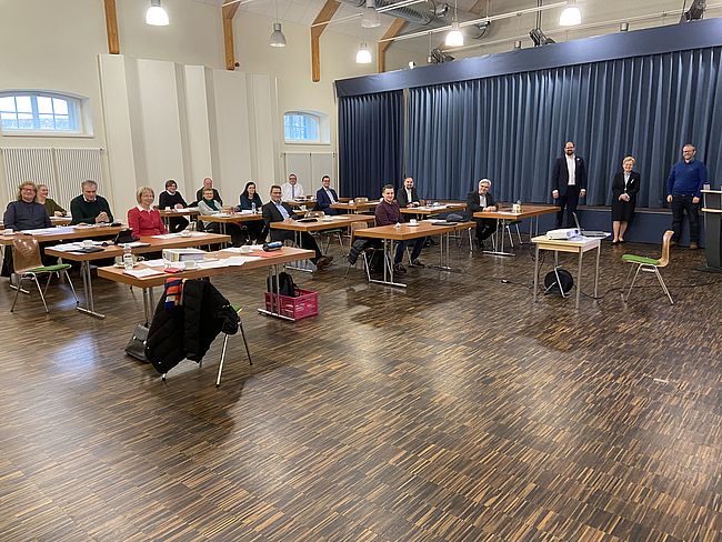 Das Foto zeigt einen Einblick in den Saal des Schlosses in Hundisburg. Unter Beachtung der Abstandsregeln sitzen die künftigen Vereinsmitglieder an einzelnen Tischen. Inhaltlich geht es um die Konstituierung des Vereins.