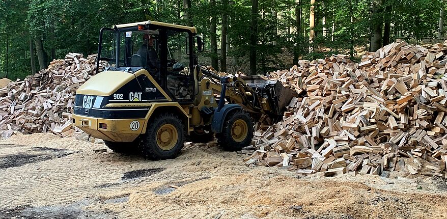 Foto Landkreis Börde / verkauft wird ofengerecht vorbereitetes Holz / zur Verladung steht ein Radlader bereit