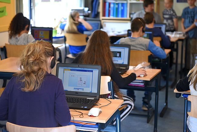 Unterricht mit Laptops zum digitalen Lernen