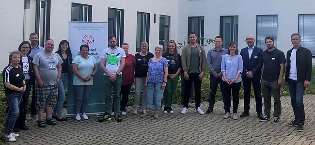 Innenhof des Landratsamtes in Haldensleben. Aufstellung zum Erinnerungsfoto / Evangelische Stiftungen Neinstedt, Lebenshilfe Ostfalen, Stadt Haldensleben, Haldensleber Sportclub, Tim Teßmann-MdL, TUS Haldensleben, TSV Niederndodeleben, Special Olympics Sachsen-Anhalt, SV Angern, HSV Haldensleben, Ambulante Kinderkrankenpflege Magdeburg.