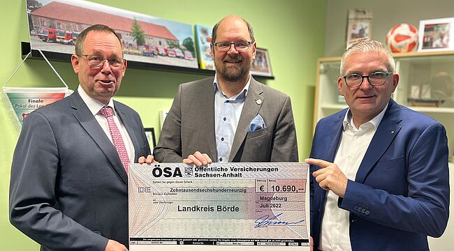 Uwe Baumgart / unter dem Motto „Schäden vergüten und Schadensverhütung belohnen“ erhält der Landkreis Börde 10.690 Euro von der ÖSA zurück / von links: ÖSA-Geschäftsstellenleiter Thomas Lippold, Martin Stichnoth und ÖSA-Abteilungsdirektor Frank Meyer