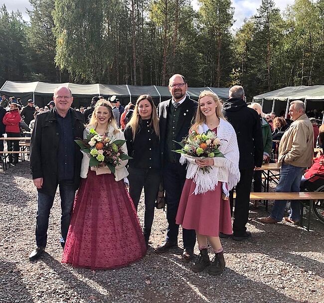 Landkreis Börde / Erinnerungsfoto - Martin Stichnoth und Thomas Webel mit der Heidekönigin und der -prinzessin.