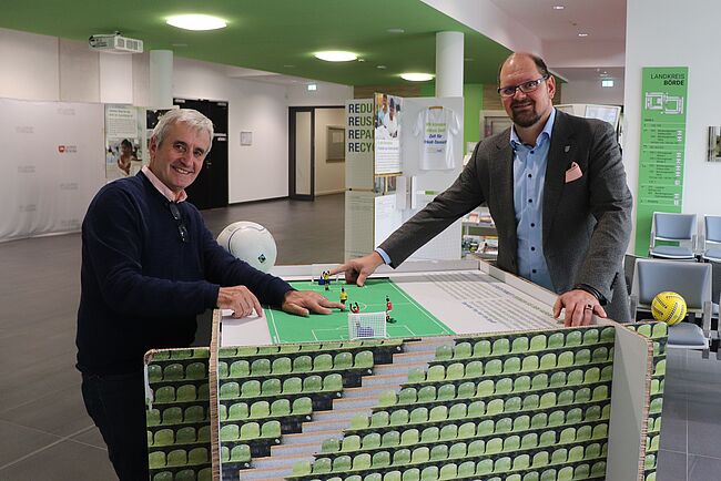Landkreis Börde / Dr. Georg Fernau und Landrat Martin Stichnoth wagen ein "Fußball-Spielchen"