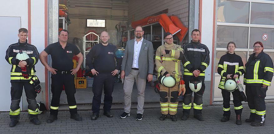Landrat Martin Stichnoth nutzt die Gelegenheit, um mit in Ausbildung befindichen Kameraden ins Gesspräch zu kommen. Hier ein Foto vor den Hallen der Feuerwehrtechnischen Zentrale.