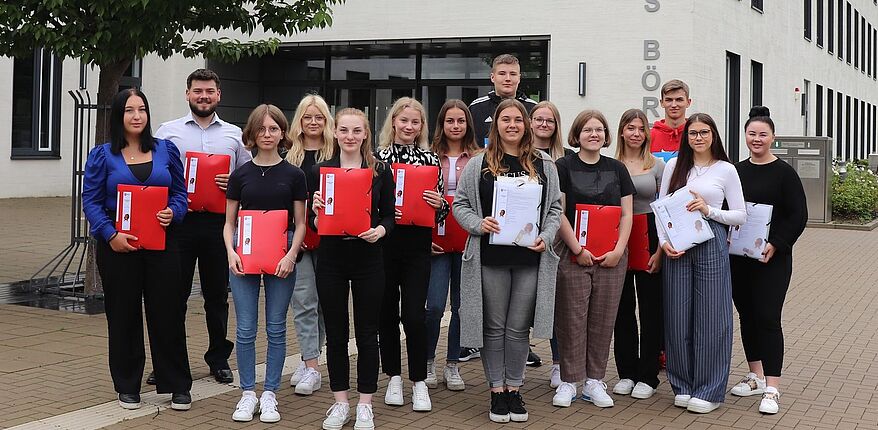 Landrat Martin Stichnoth begrüßt die 19 Auszubildenden und Studenten des Landkreis Börde