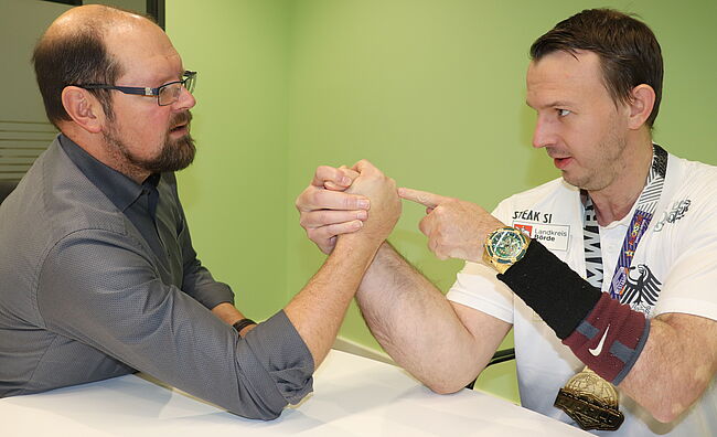 Uwe Baumgart / zum Armwrestling gehört nicht nur Kraft, auch Strategie und Taktik sind Elemente, um erfolgreich zu sein. Hier, Landrat Martin Stichnoth bei einer Kraftprobe mit Weltmeister Schlitte.